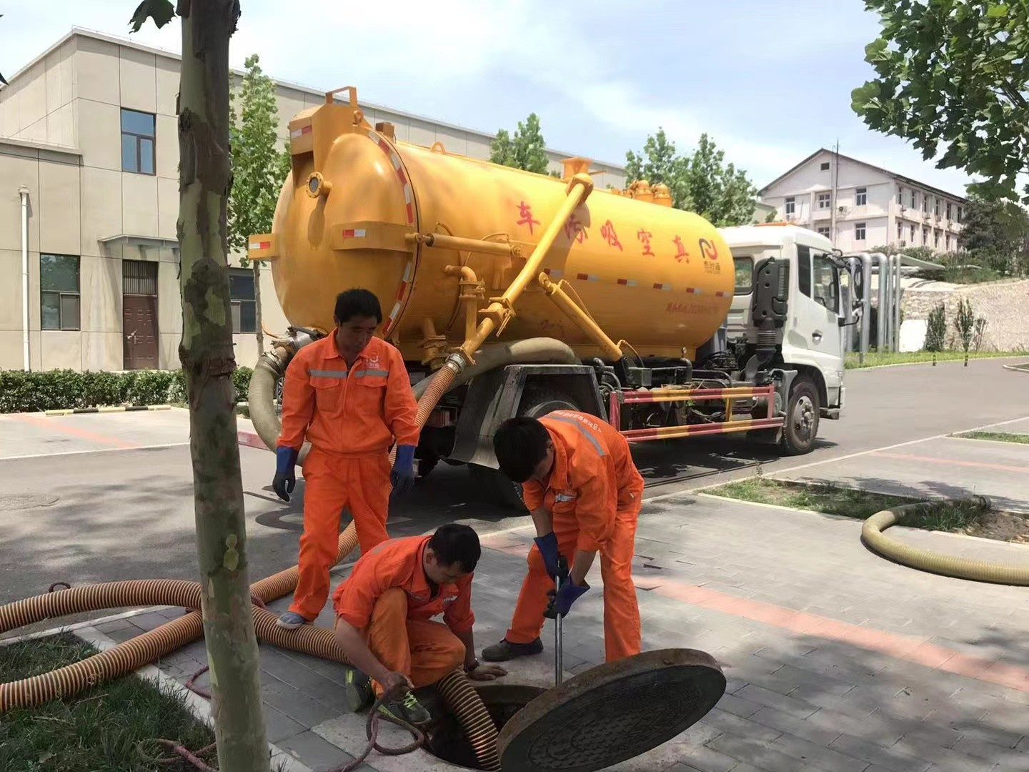 北碚管道疏通车停在窨井附近