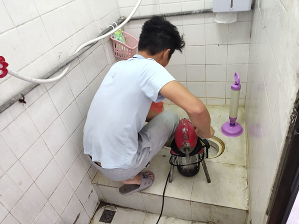 北碚管道堵塞冒臭气 专业师傅现场解决问题