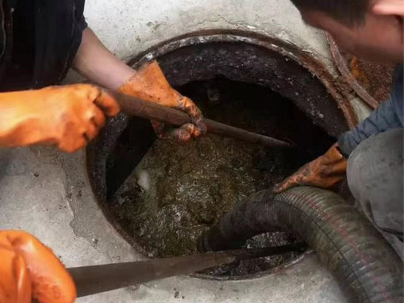 北碚清理化粪池时如何避免沼气的危害？